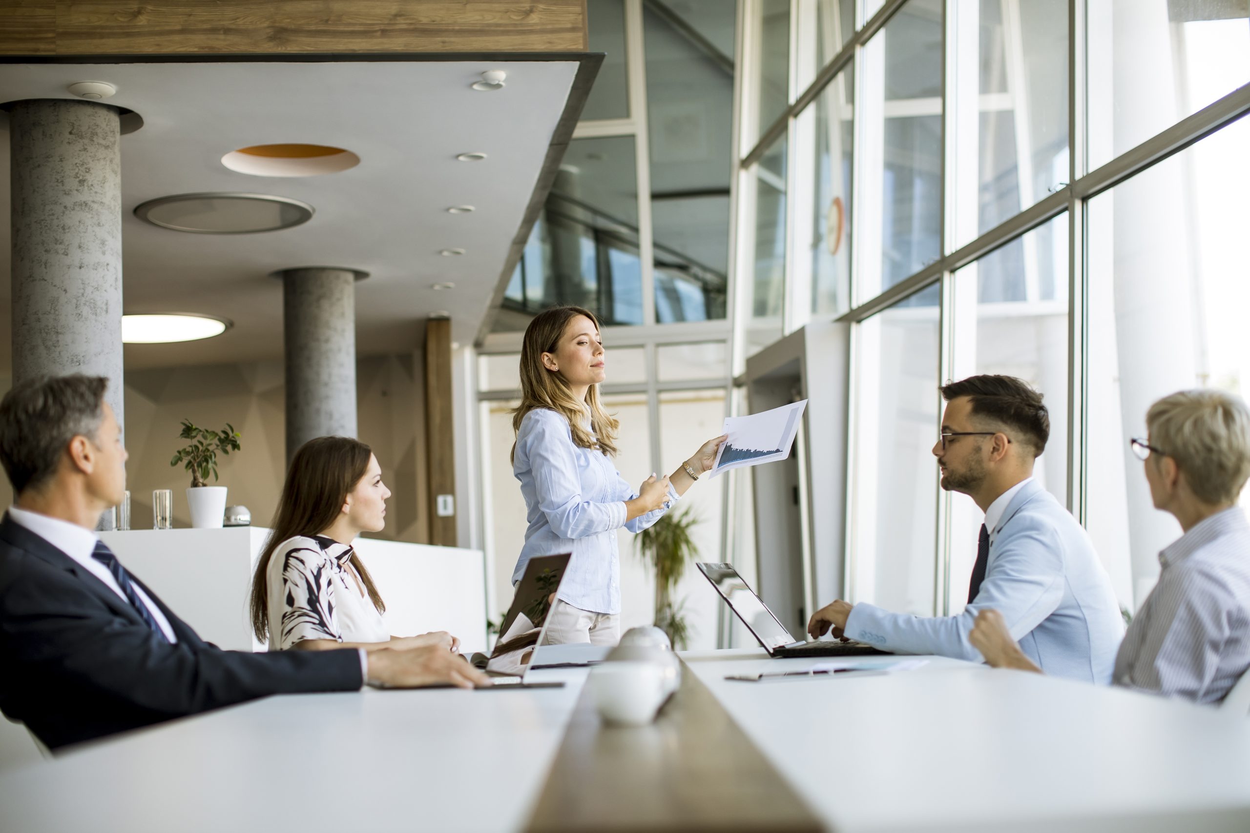 Inklusion i praksis – Hvorfor jeres næste kvindelige topledere trækker sig (og hvad I kan gøre)